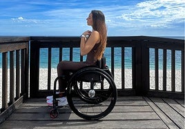 Andrea Pérez, la primera persona que desfilará en una pasarela en silla de ruedas gracias a Amiab