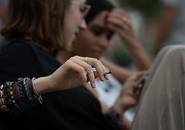 Los estudiantes de Andalucía beben y fuman antes y más que el resto de los españoles