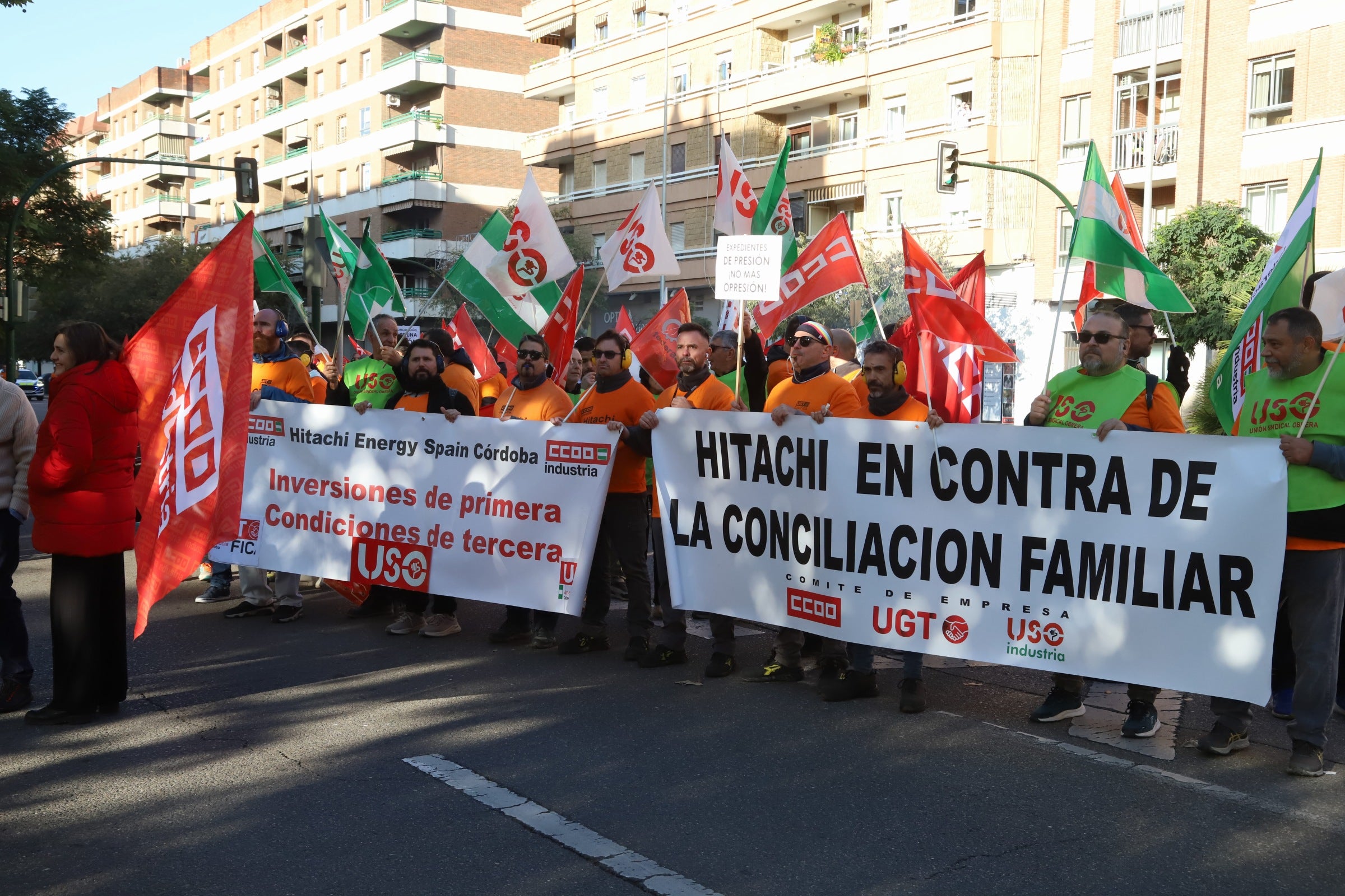 En imágenes, la tensa jornada de la plantilla de Hitachi en Córdoba