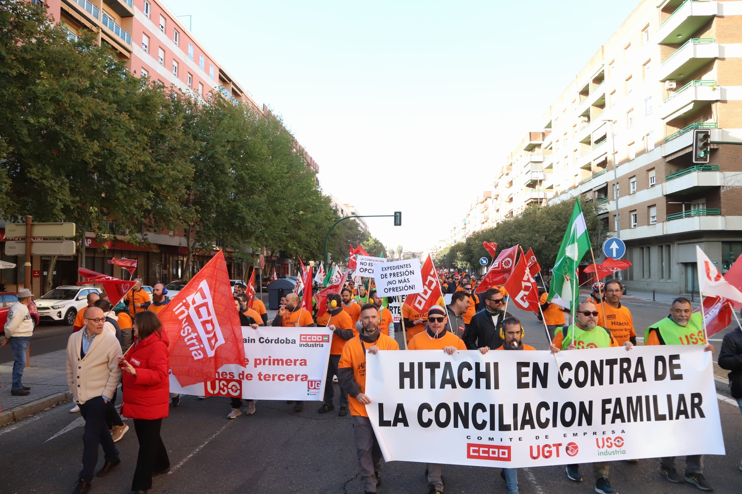 En imágenes, la tensa jornada de la plantilla de Hitachi en Córdoba