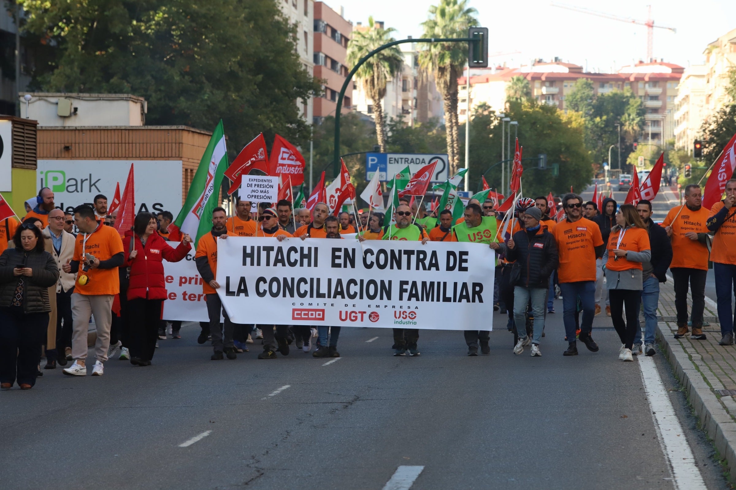 En imágenes, la tensa jornada de la plantilla de Hitachi en Córdoba