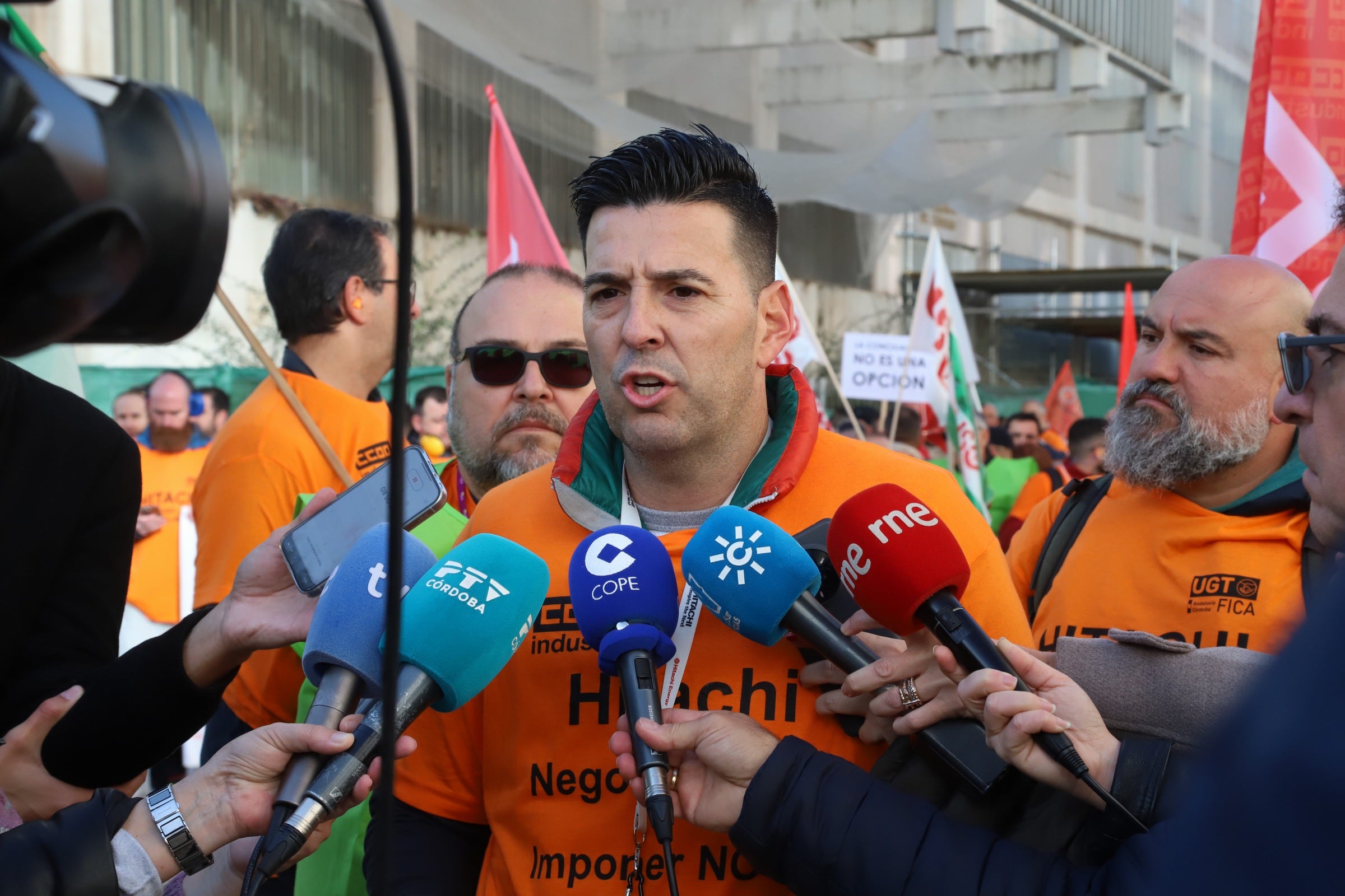 En imágenes, la tensa jornada de la plantilla de Hitachi en Córdoba