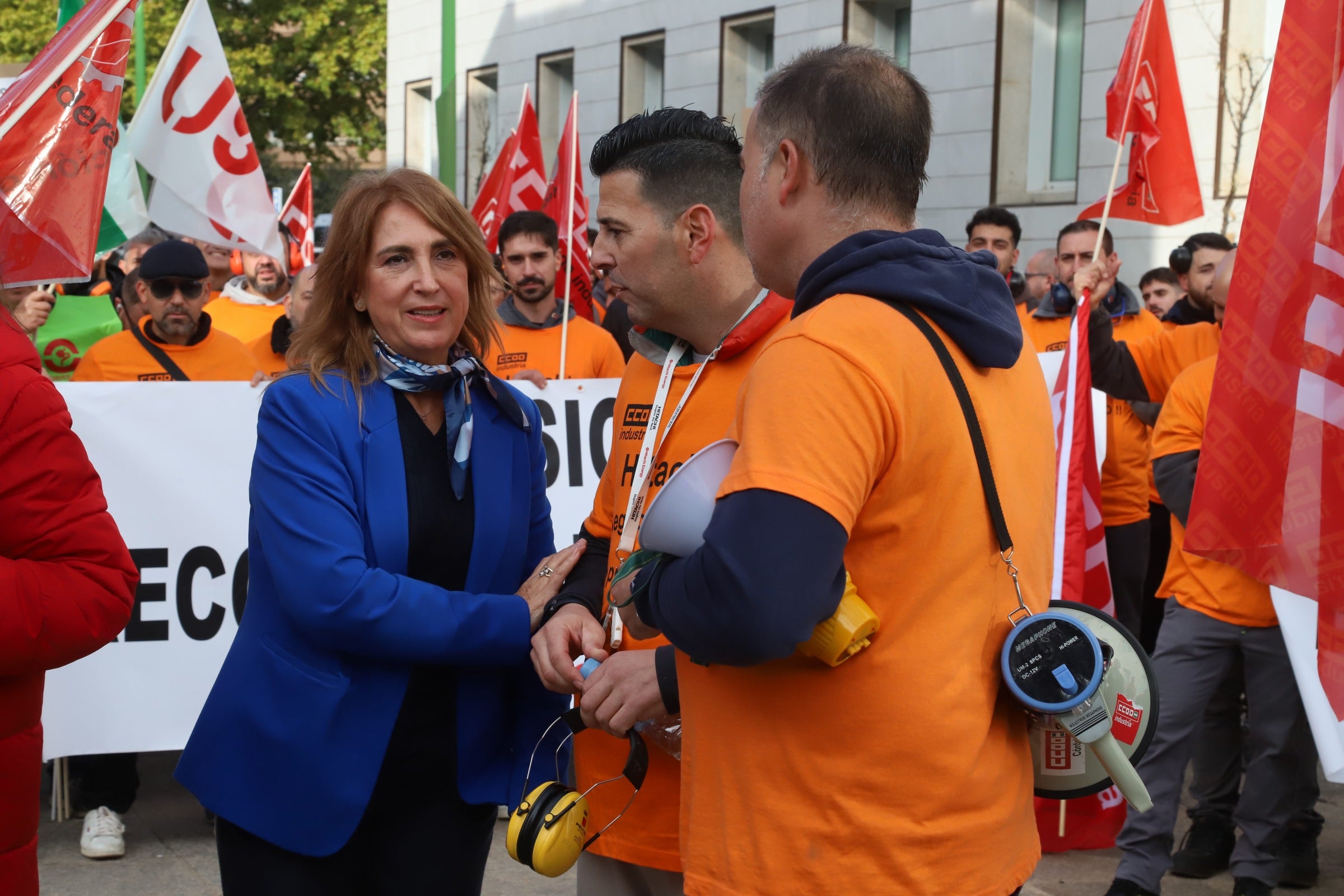 En imágenes, la tensa jornada de la plantilla de Hitachi en Córdoba