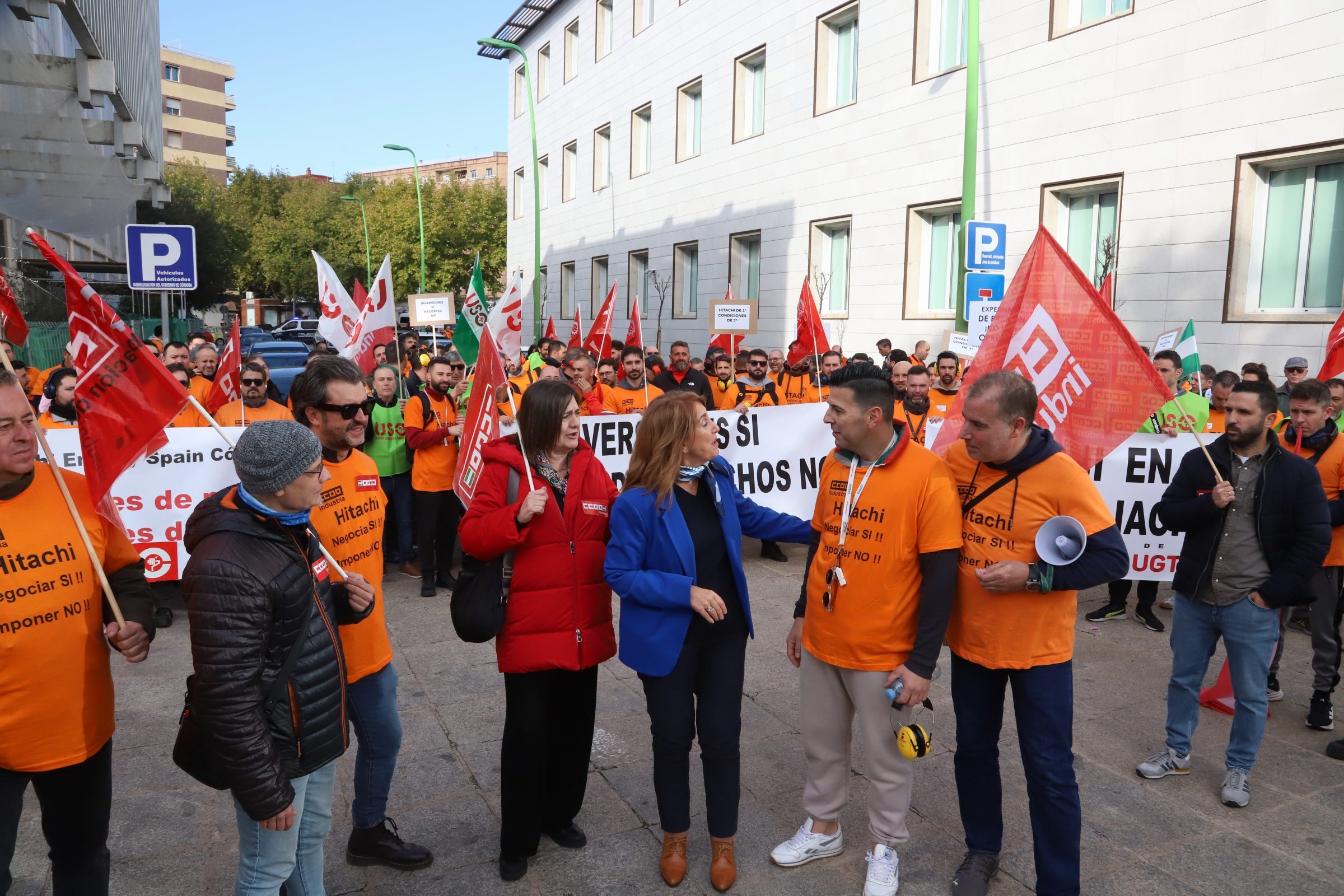 En imágenes, la tensa jornada de la plantilla de Hitachi en Córdoba