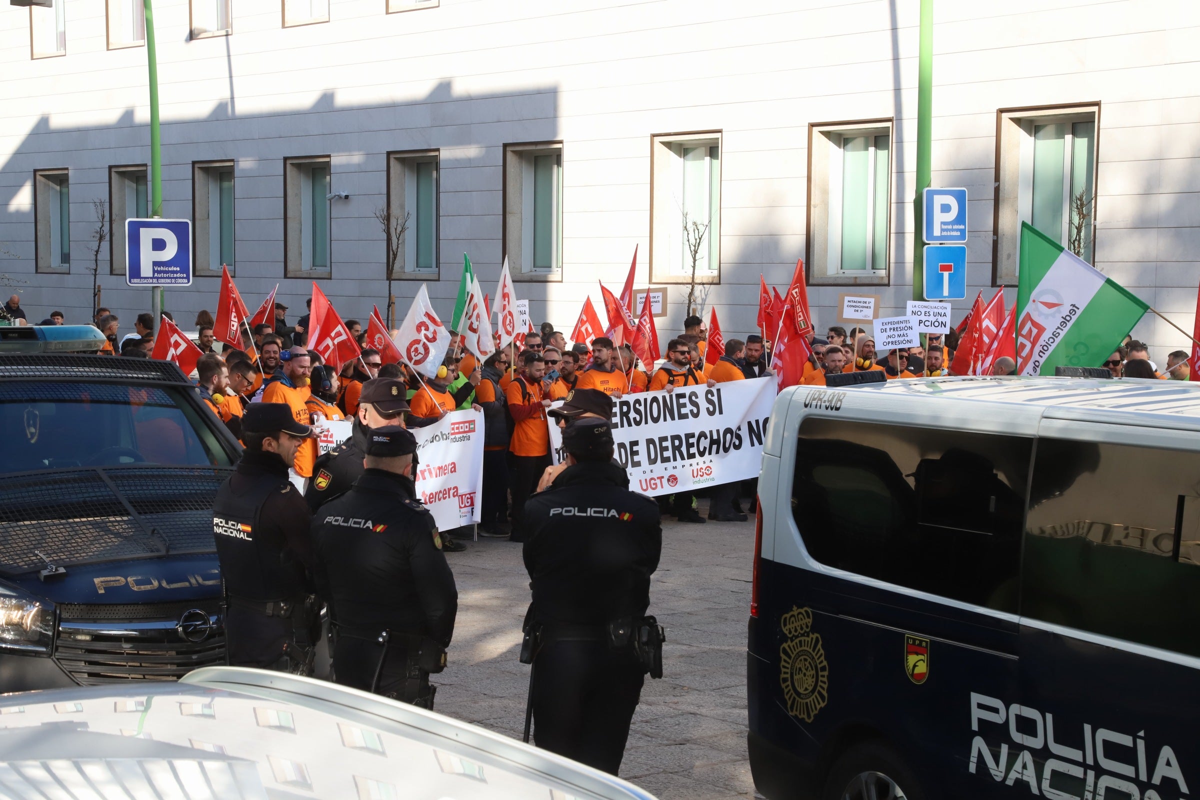 En imágenes, la tensa jornada de la plantilla de Hitachi en Córdoba