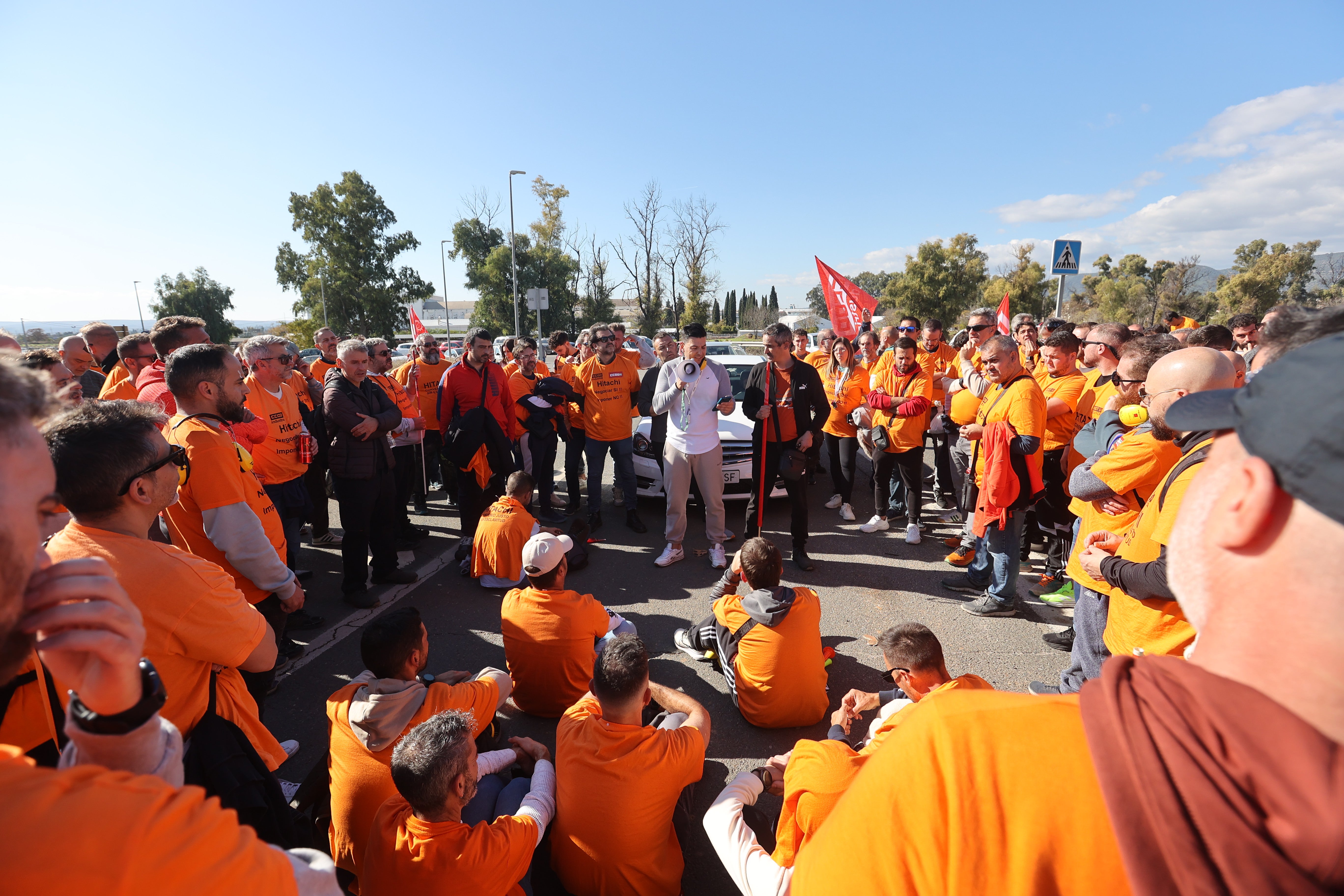 En imágenes, la tensa jornada de la plantilla de Hitachi en Córdoba