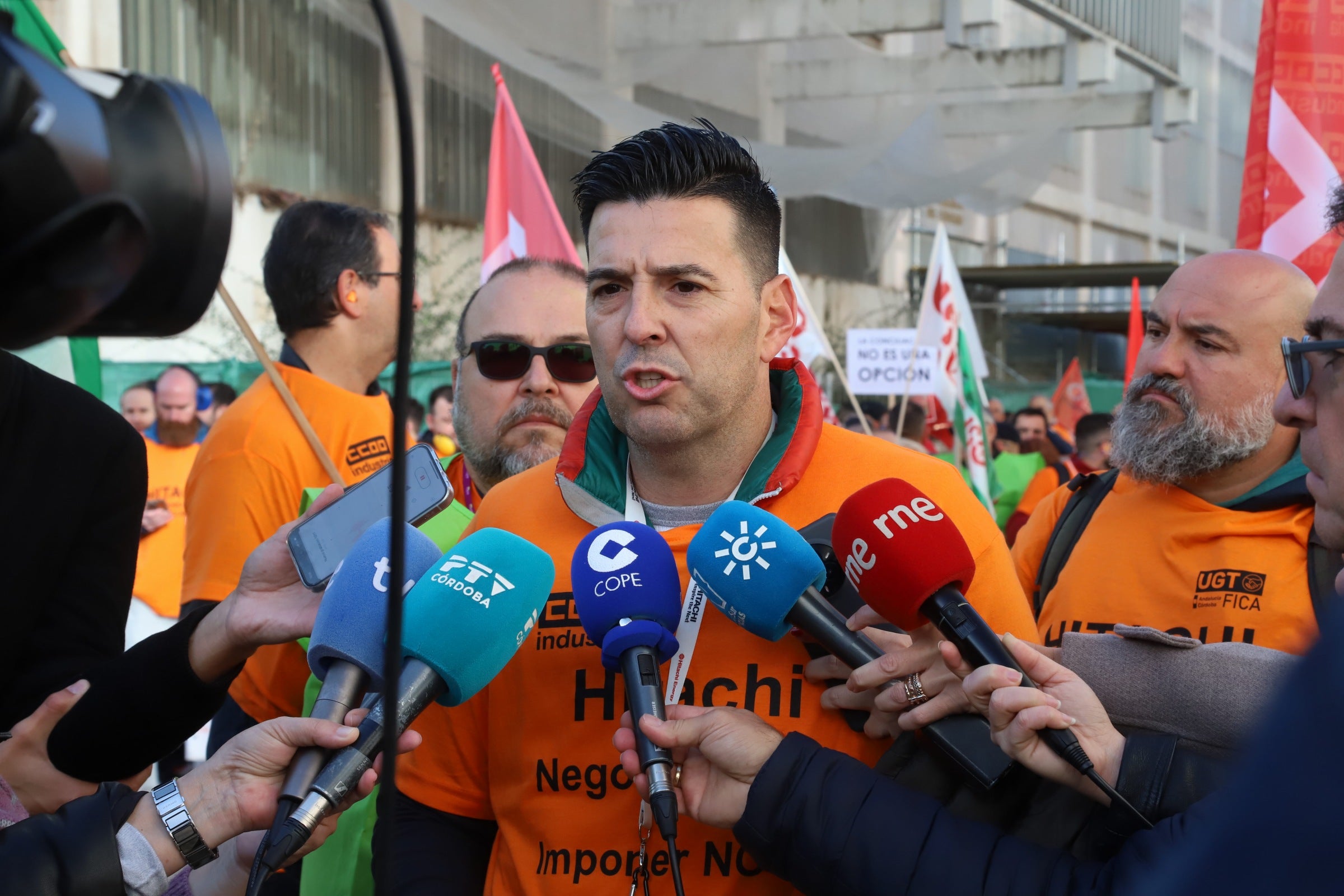 En imágenes, la tensa jornada de la plantilla de Hitachi en Córdoba