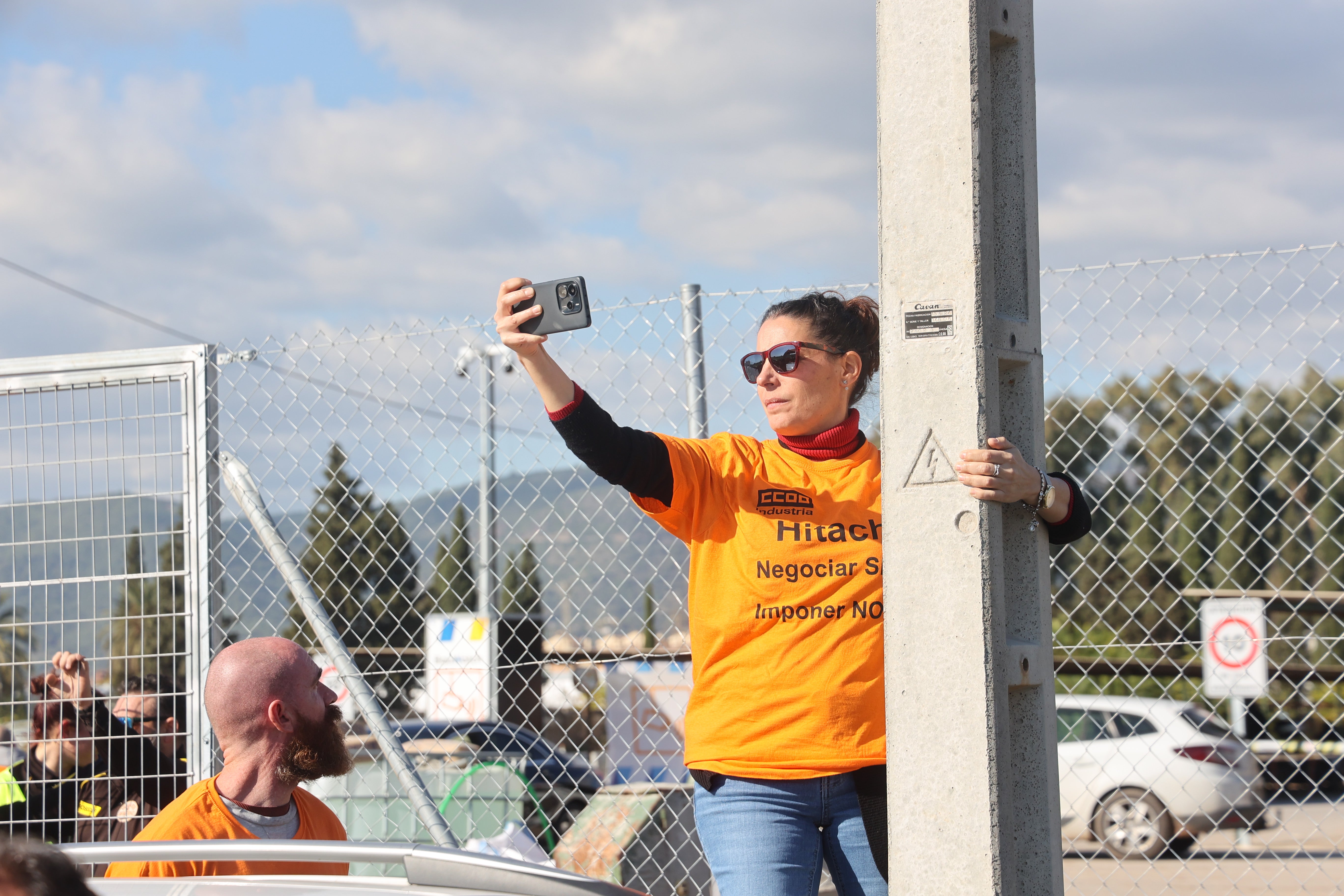 En imágenes, la tensa jornada de la plantilla de Hitachi en Córdoba