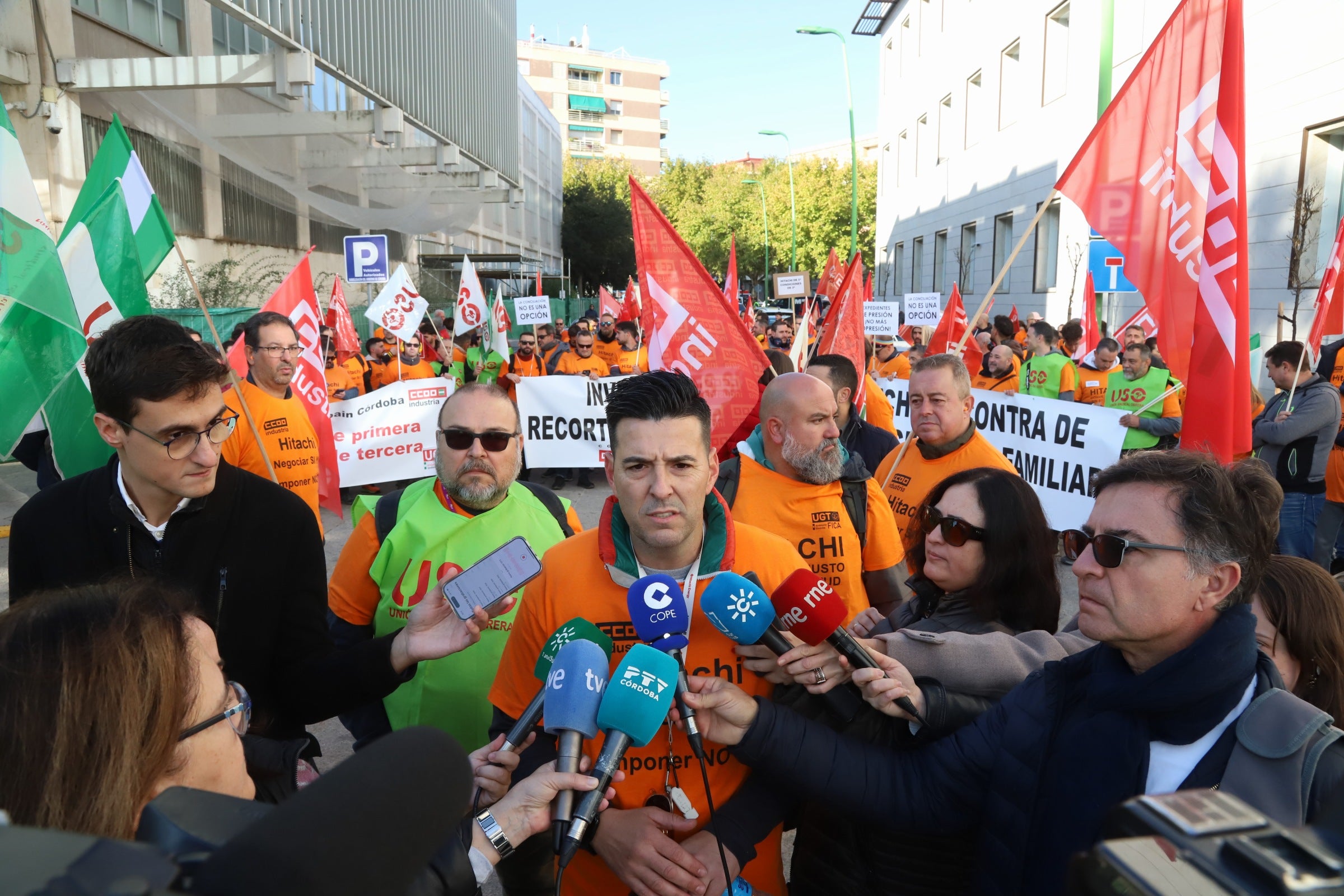 En imágenes, la tensa jornada de la plantilla de Hitachi en Córdoba