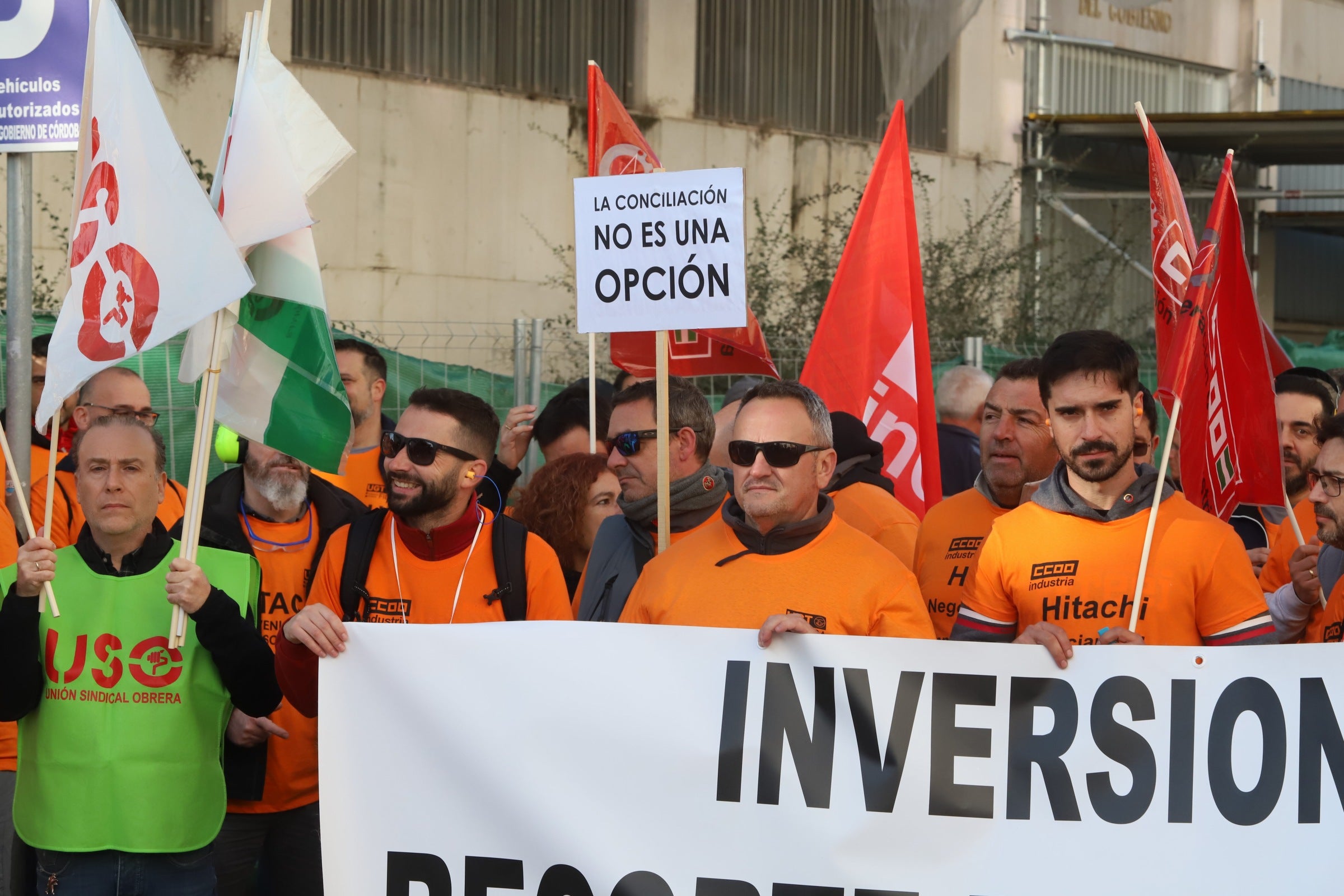 En imágenes, la tensa jornada de la plantilla de Hitachi en Córdoba