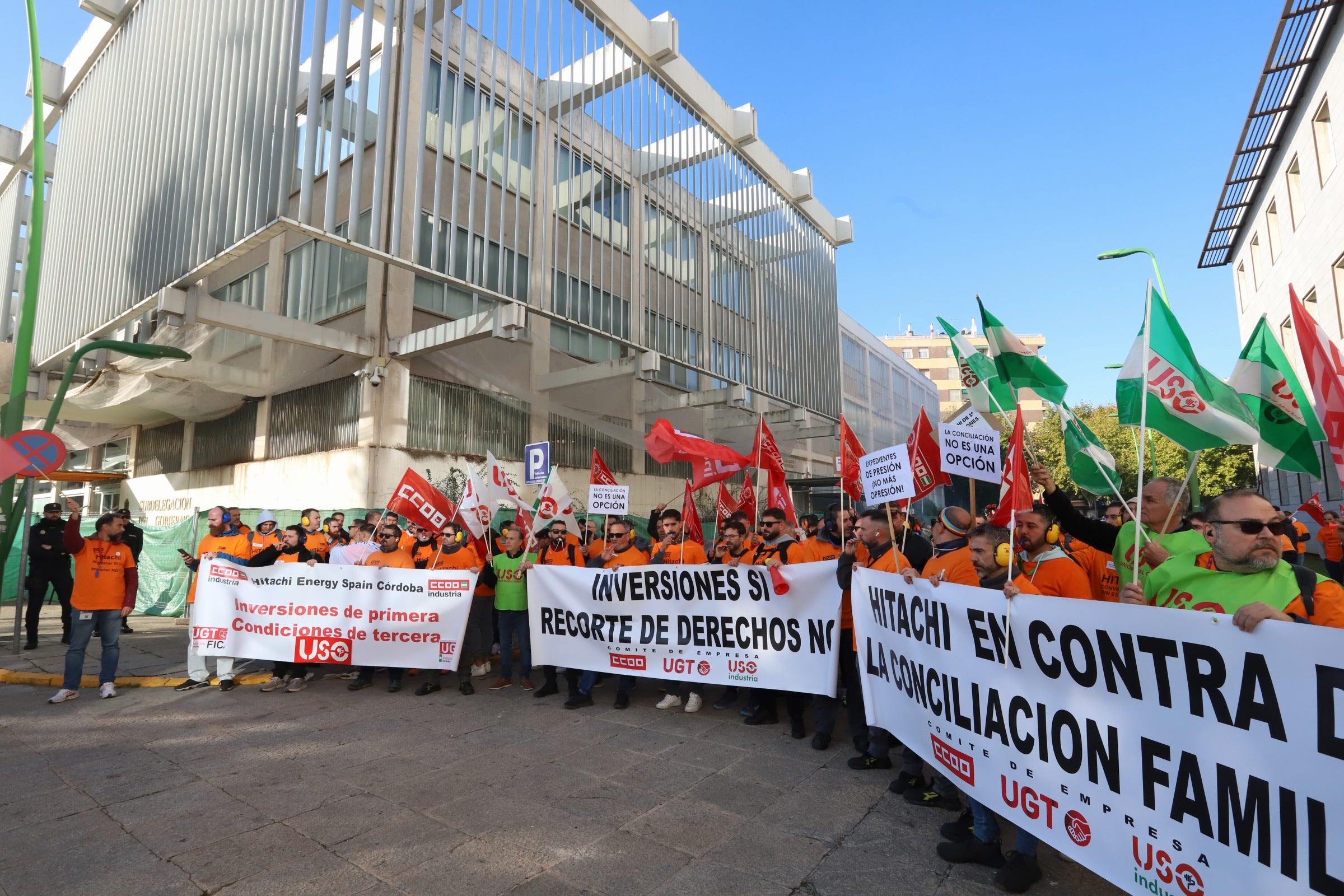 En imágenes, la tensa jornada de la plantilla de Hitachi en Córdoba