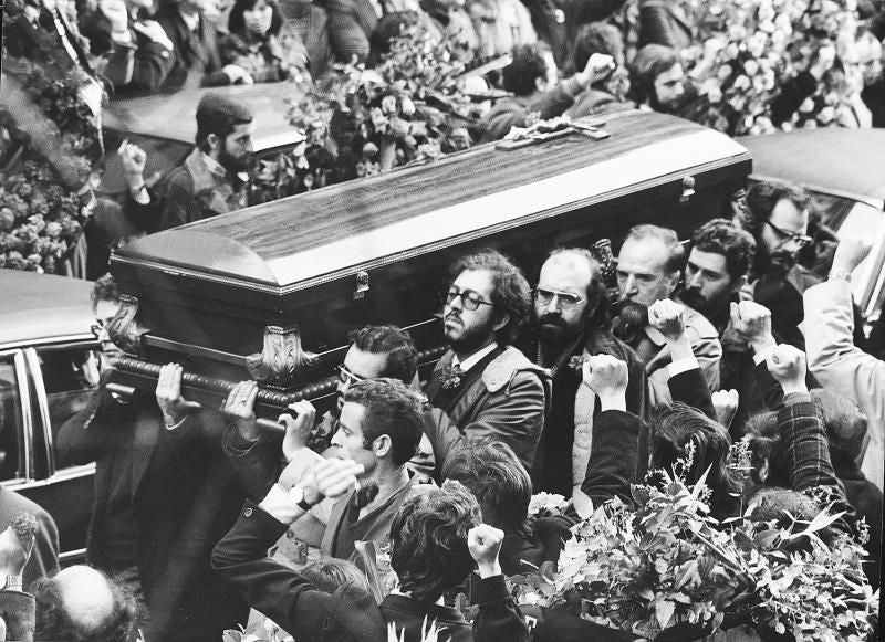 Tras la aprobación de la Ley de Reforma Política, apenas unos meses después y con el engranaje de la Transición ya en marcha, en enero de 1977 se perpetró el atentado contra los abogados de Atocha. Sicarios de la ultraderecha asesinaron a cinco abogados laboristas propiciando que, por primera vez, los dirigentes comunistas se mostrasen en público. El funeral se convirtió en una manifestación masiva