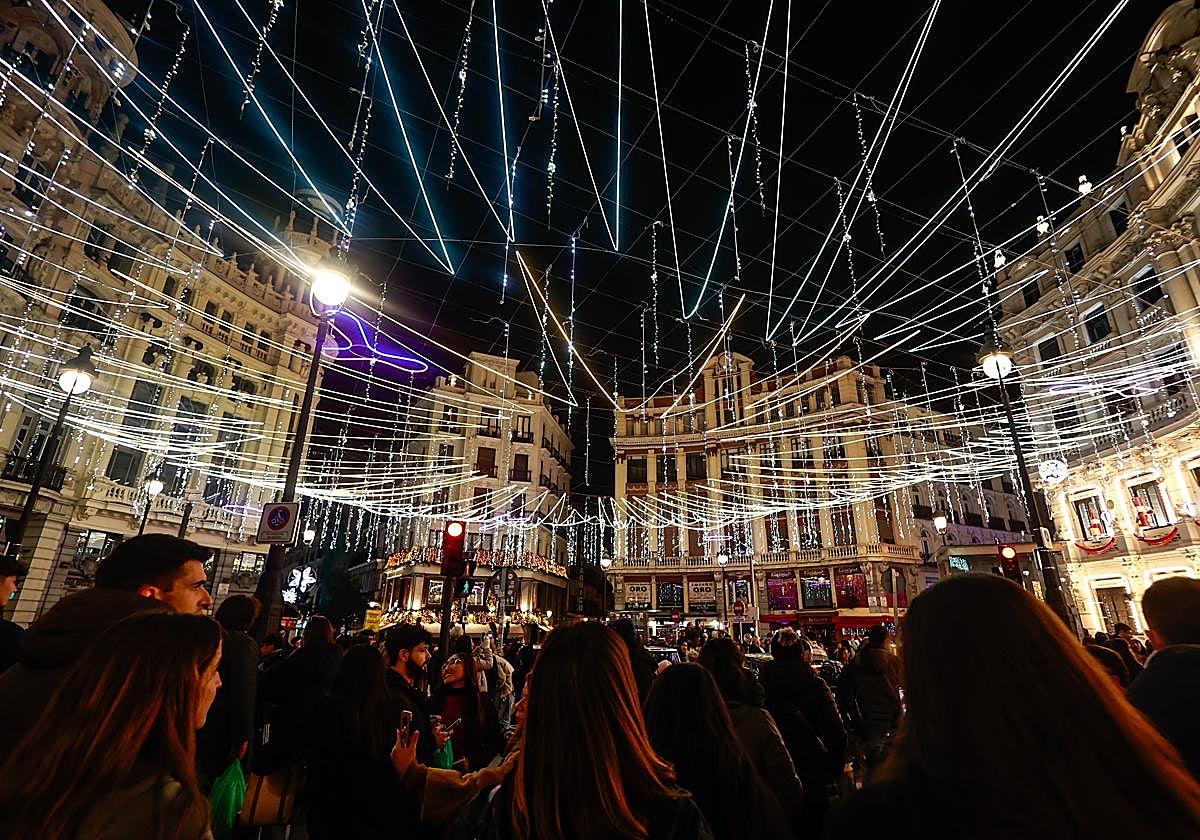 A qué hora se encienden las luces de Navidad de Madrid y dónde están las calles iluminadas, árboles y belenes