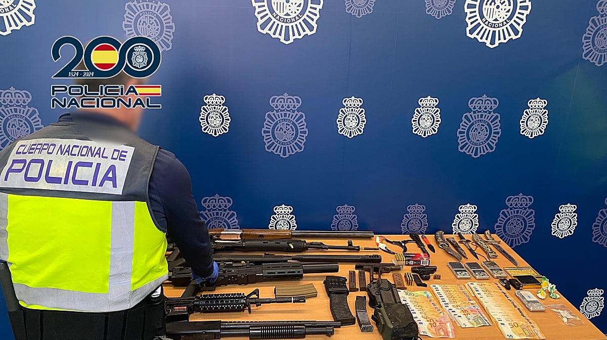 Armas y otros objetos intervenidos al grupo de traficantes en Orihuela (Alicante)