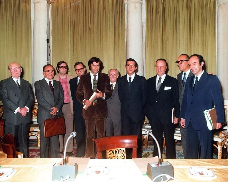 La firma de los Pactos de La Moncloa contribuyó a reconducir un clima de concordia que se había enrarecido en 1977. En la fotografía, de izquierda a derecha: Tierno Galvan, Carrillo, Triginer, Raventós, González, Ajuriaguerra, Adolfo Suárez, Fraga, Calvo Sotelo y Miquel Roca