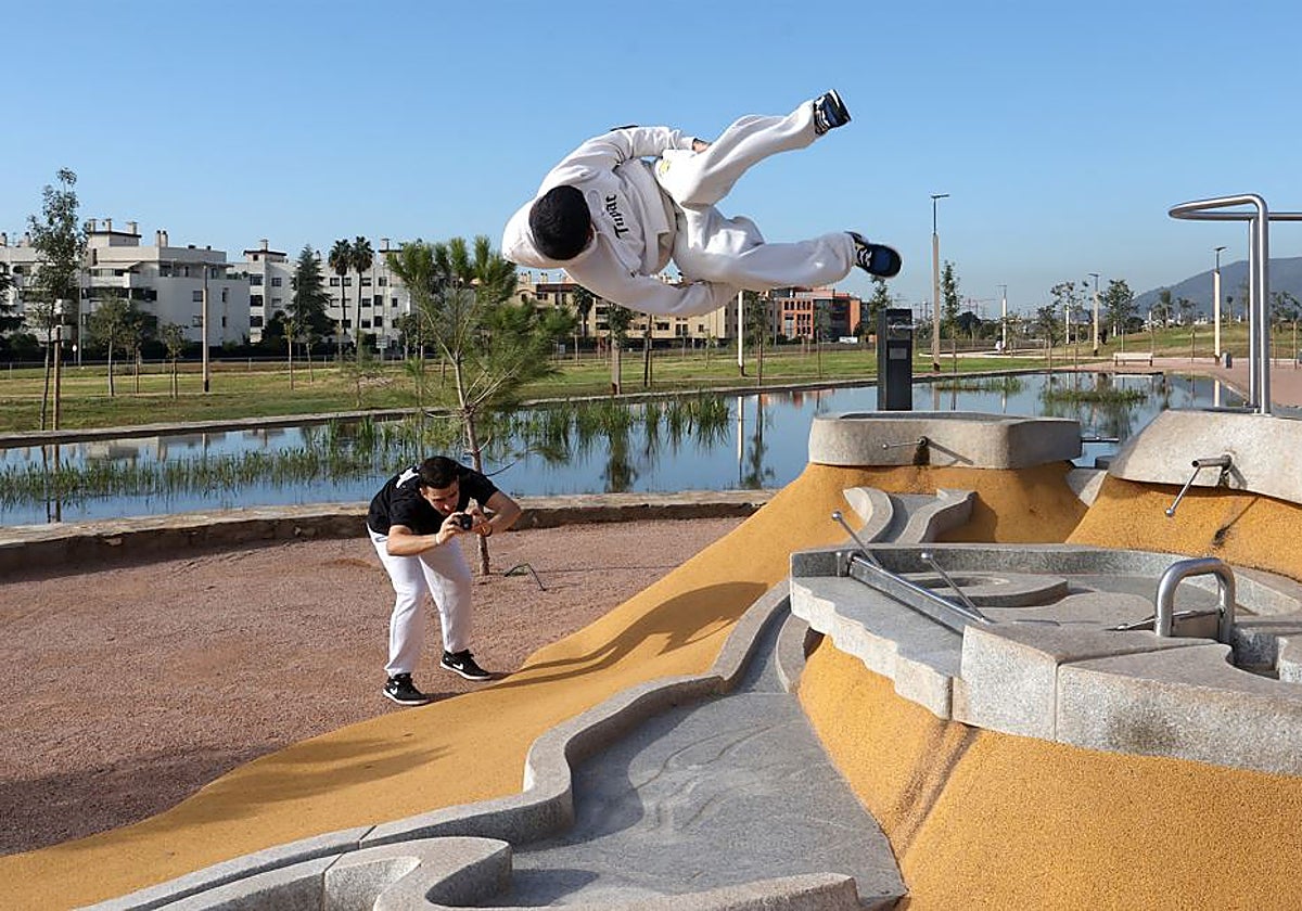 Dos chicos prueban las instalaciones deportivas del parque