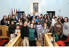 Los niños toman el pleno de Toledo: zapatillas, abrigos de colores, ataques de risa y una lección de respeto