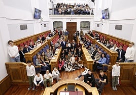 Los niños toman el Parlamento de Castilla-La Mancha a base de cuentos, teatro y 'performance'