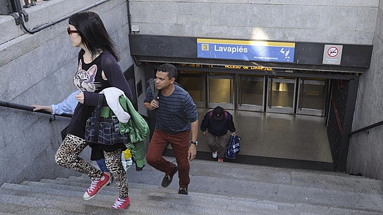 El fiscal pide seis años de cárcel y la expulsión del país por una paliza homófoba en el Metro