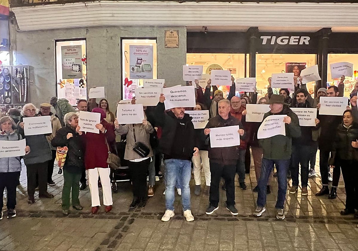 Más de 30 vecinos del Casco de Toledo protestan durante el encendido navideño por la turistificación y el colapso en la calle Hombre de Palo