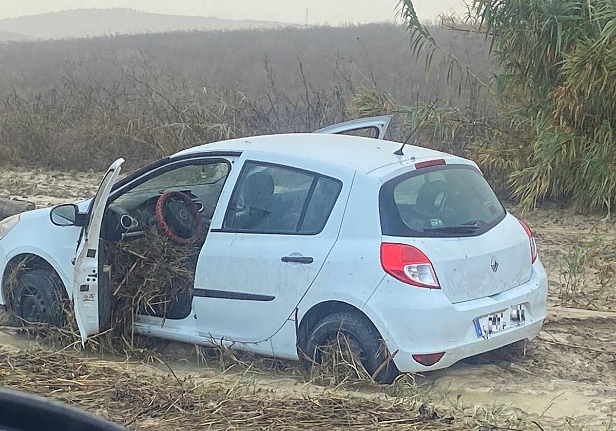 Estado del coche del que fueron rescatadas tres personas por la Guardia Civil