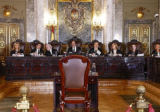 Los magistrados del Tribunal Supremo (TS) Susana Polo, Antonio del Moral, Juan Ramón Berdugo, Andrés Martínez Arrieta , Manuel Marchena, Ana Ferrer y Carmen Lamela (de izquierda a derecha) en el juicio al fiscal general del Estado