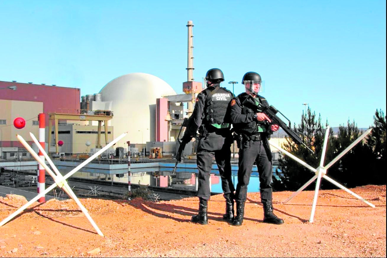 Agentes de servicio en una de las centrales