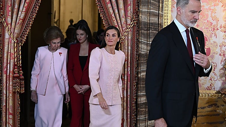 El rosa como unión entre Reinas y el abrazo de la Heredera a su abuela: el emotivo homenaje de Felipe VI a la Reina Sofía