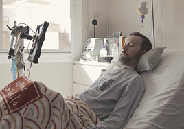 Recuperan la voz de un enfermo de ELA con IA: «Es emocionante volver a escuchar mis pensamientos»