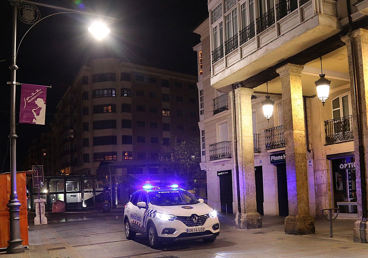 Una patrulla de Policía Local en Palencia, en una imagen de archivo