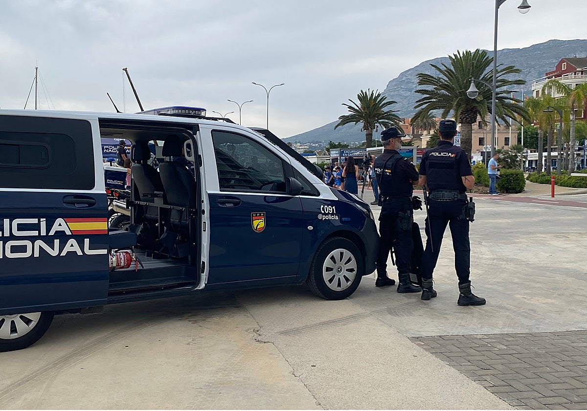 Dos policías nacionales en labores de vigilancia en Denia (Alicante)