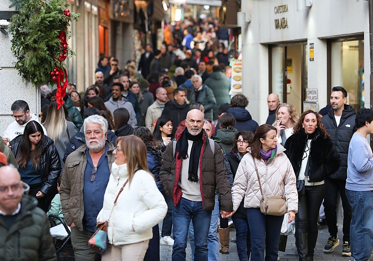 La calle Comercio mostraba este aspecto lleno de gente antes de anochecer