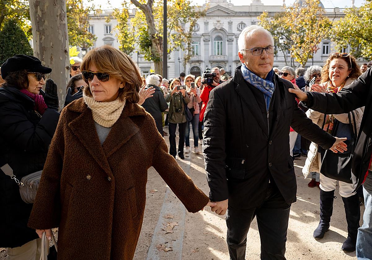Dolores Delgado y Baltasar Garzón, durante la concentración ante el Supremo