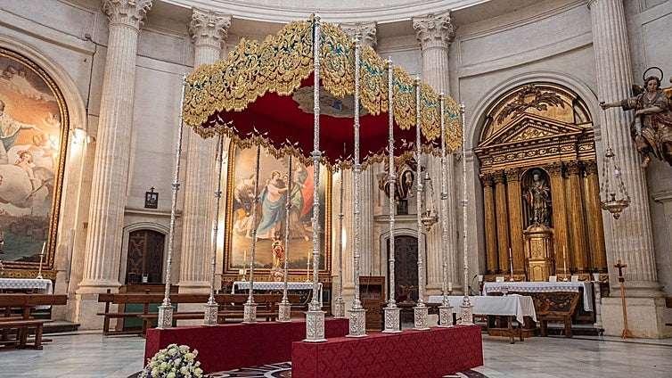 El palio de la Virgen de la Piedad de Córdoba ya espera el Martes Santo con las bambalinas exteriores bordadas en oro