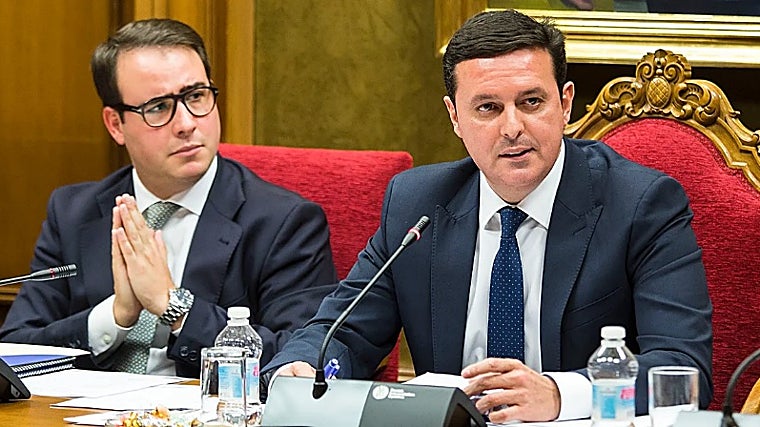 El expresidente de la Institución provincial, a la derecha