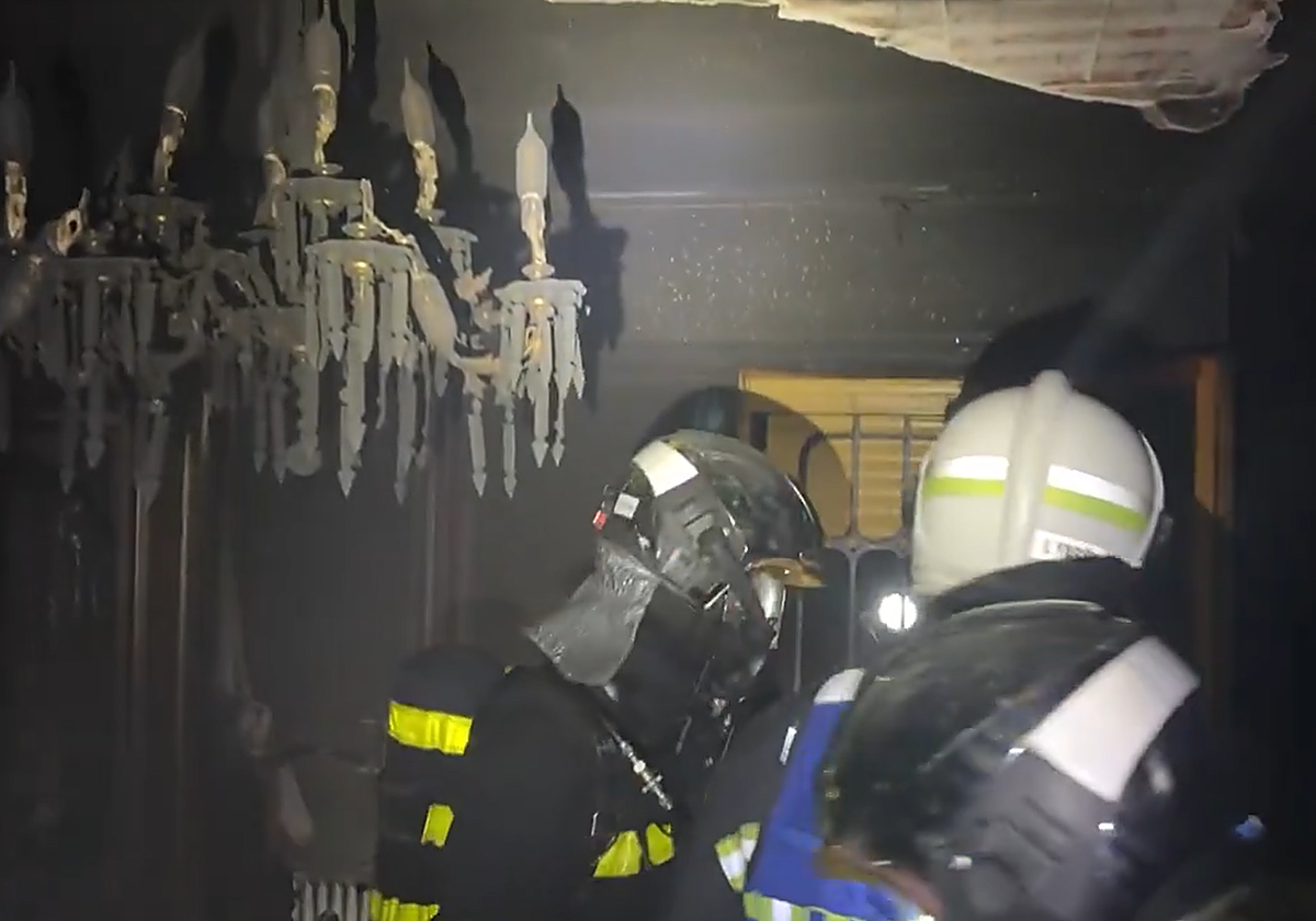 Los bomberos inspeccionan la habitación donde se ha originado el incendio