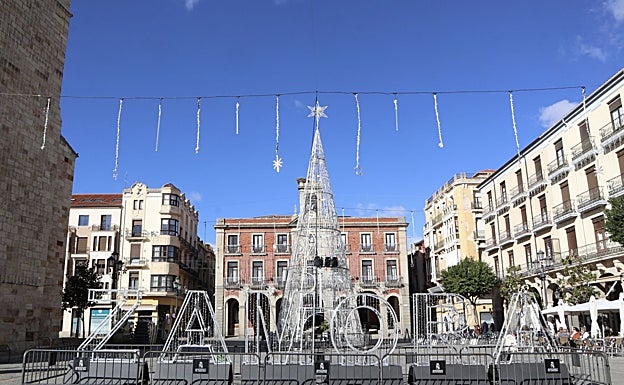 A decoração é preparada na Plaza Mayor de Zamora.
