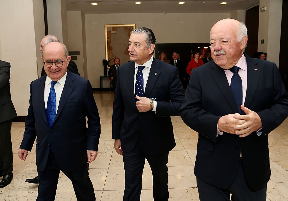 El consejero, entre el presidente de 'Nueva Economía Fórum' y el presidente del Parlamento andaluz