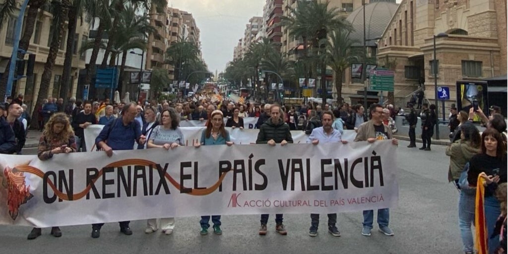 Una protesta en Alicante acusa a la Generalitat Valenciana de «atacar la unidad de la lengua catalana»