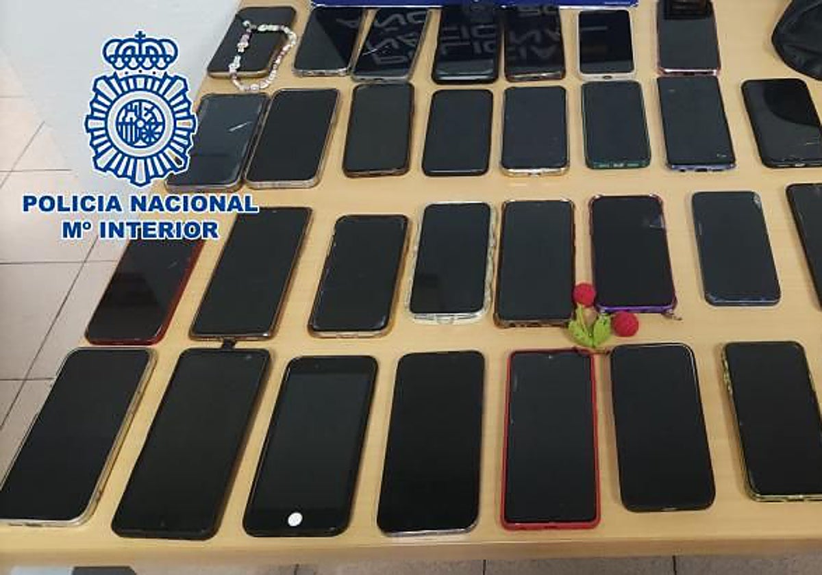 Algunos móviles recuperados por la Policía Nacional del robo en Cash and Converts