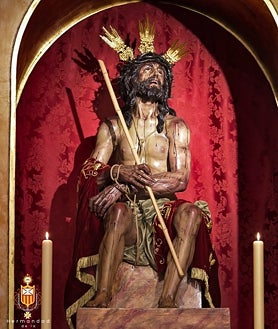 Imagem Secundária 2: A foto acima mostra Jesus de los Reyes se beijando em San Lorenzo. Embaixo à esquerda: Salvo durante o culto extraordinário deste domingo. À direita: Jesús Umilde na capela sacramental da Confraria de La Merced.