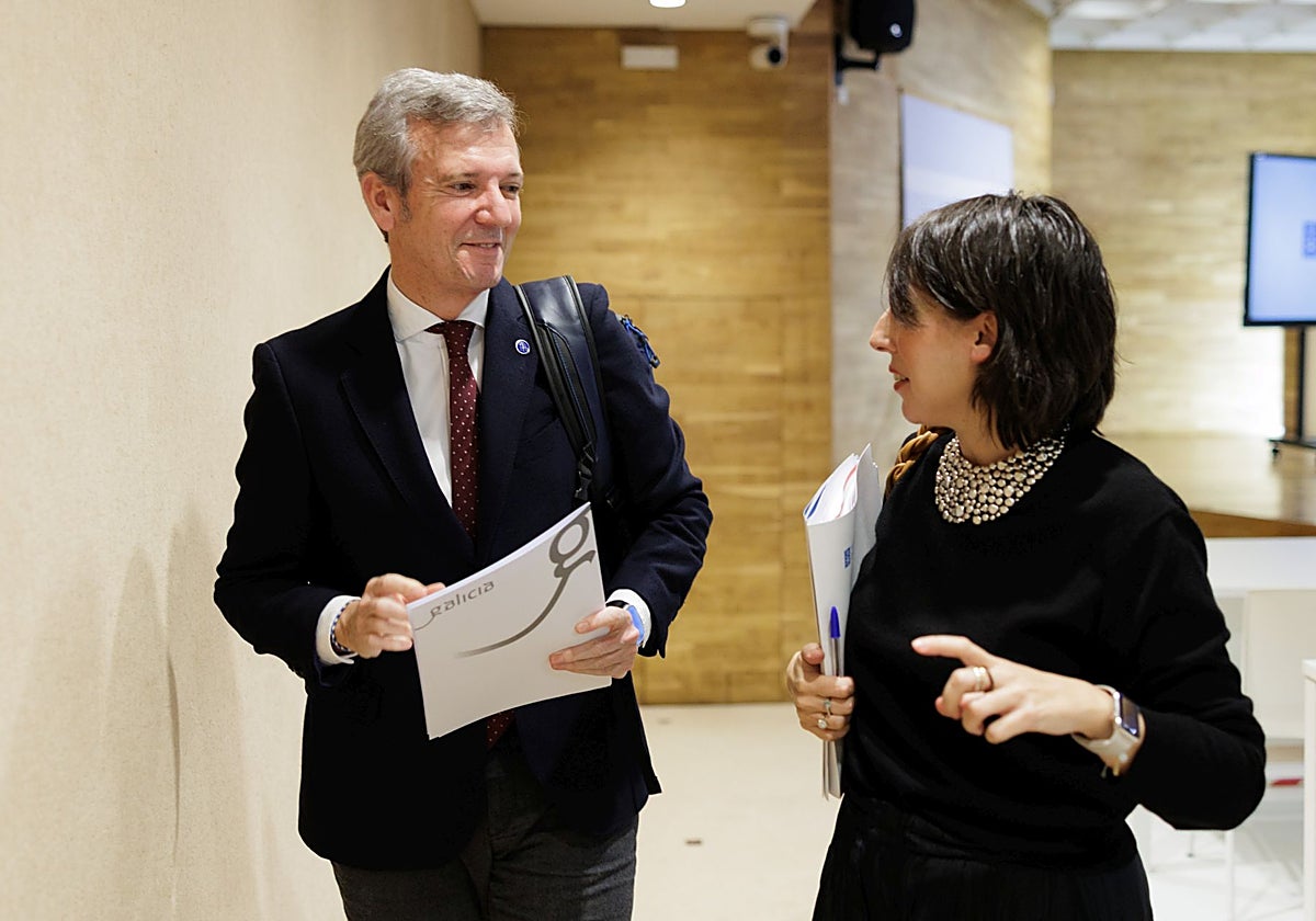 El presidente Rueda y la conselleira Lorenzana charlan tras presentar el estudio a los medios