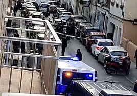 El joven que atacó a la Policía al grito de 'Allahu Akbar' acuchilló a tres personas horas antes en una plazuela de Vallecas