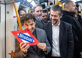 David Bisbal inaugura el Tren de la Navidad de Metro de Madrid con un concierto sorpresa