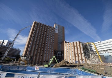 Una máquina récord de 62 metros y un experto holandés: así se derriba la emblemática torre del Hospital 12 de Octubre