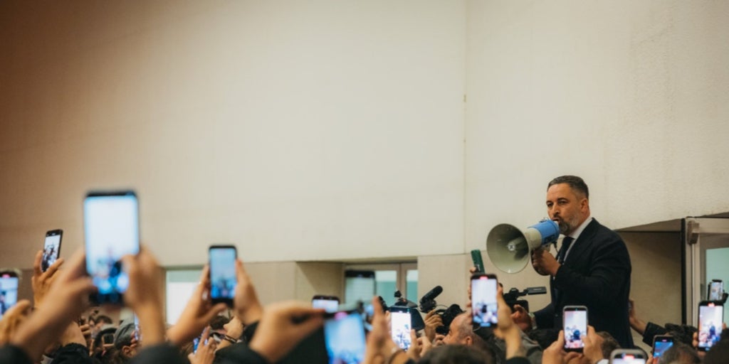 Abascal se da un baño de multitudes en Zaragoza y da a elegir entre «la mafia de Sánchez y la estafa de Feijóo»