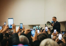 Abascal se da un baño de multitudes en Zaragoza y da a elegir entre «la mafia de Sánchez y la estafa de Feijóo»