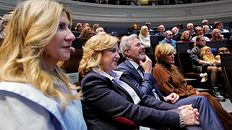 De izq. a drcha., Mar Vaquero, Rosa Bolea, Jorge Azcón y Marisa Lázaro. Lambán dedica el libro a sus nietas