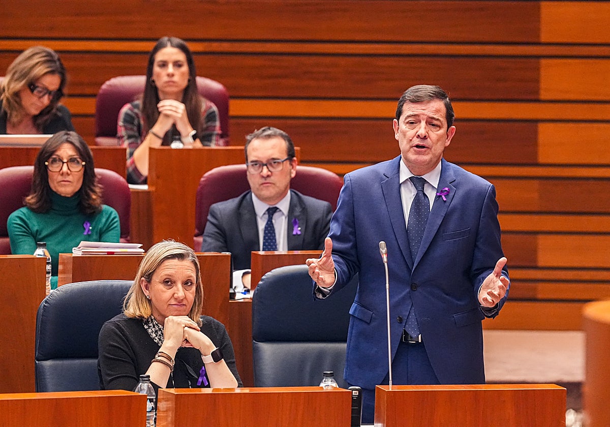 Mañueco, durante su intervención en las Cortes de Castilla y León