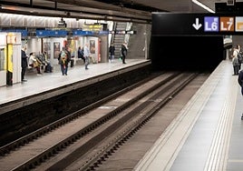 Un hombre muere atropellado tras caer de forma accidental a las vías del metro en Barcelona